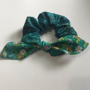 NWOT Scrunchie with Removable Bow